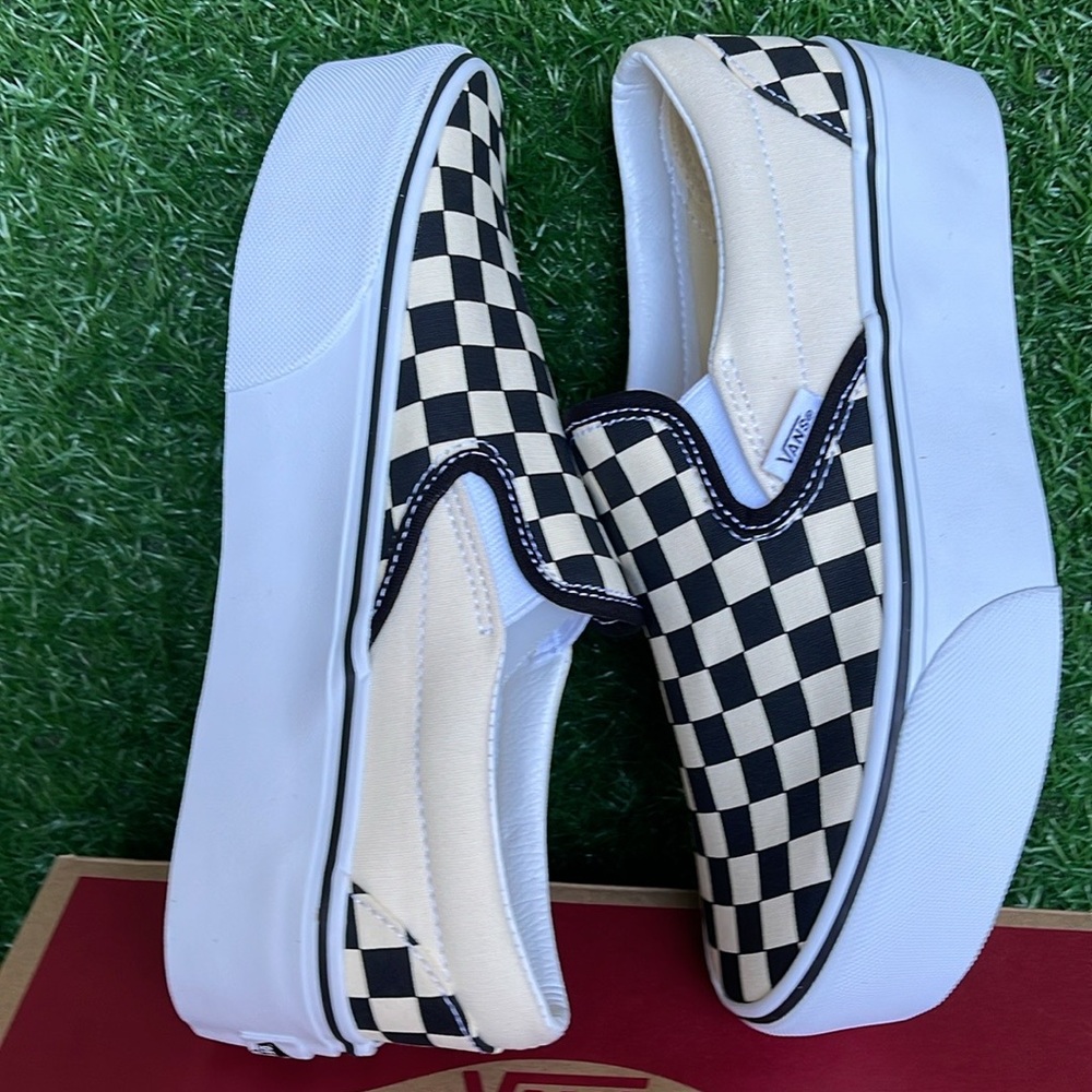 Vans WMNS Classic Slip-On Stackf
Checkerboard Black/Classi
VN0A7Q5RTYQ
Platforms - Picture 13 of 16